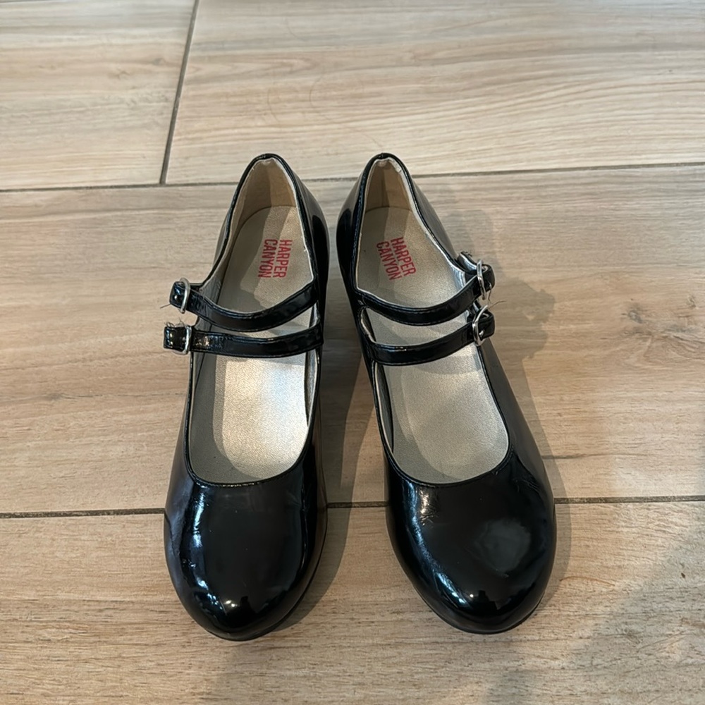 Girls Harper canyon black patent blocked heel Mary Jane dress shoe.